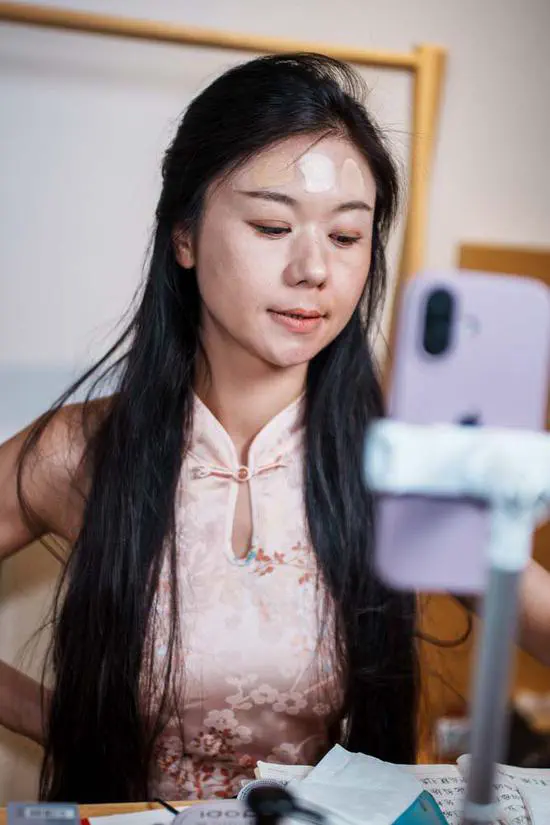 卖美妆创业的米娅